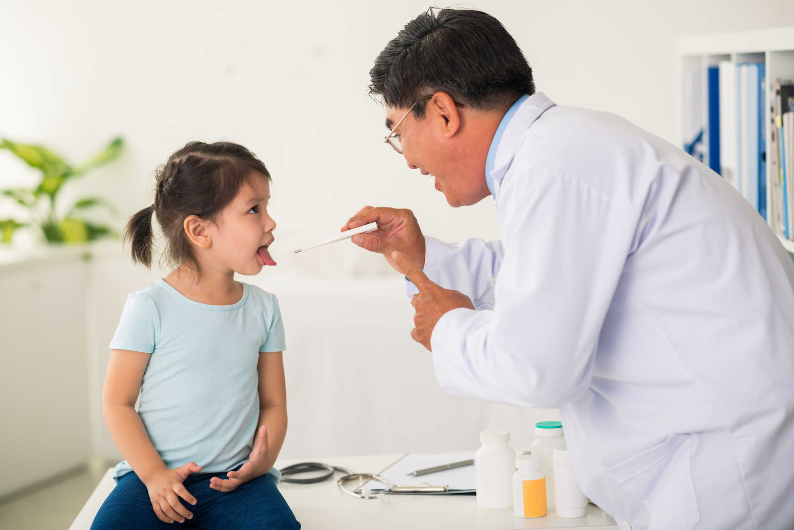 Cho trẻ đến gặp bác sĩ nếu có dấu hiệu bệnh nghiêm trọng 