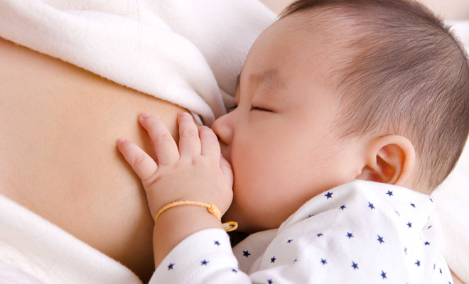 Trẻ hấp thụ dinh dưỡng từ sữa mẹ