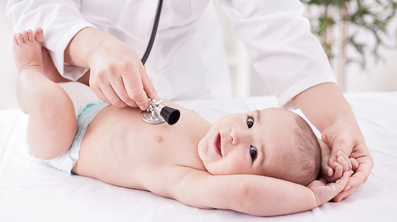 Được bác sĩ thăm khám thường xuyên để có những tư vấn giúp cải thiện tình trạng trẻ sơ sinh ít đi ngoài